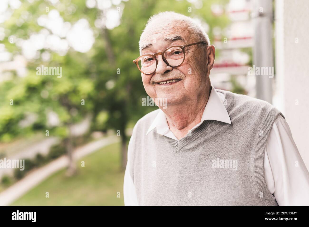 Porträt von lächelnden senior Mann mit Brille Stockfoto