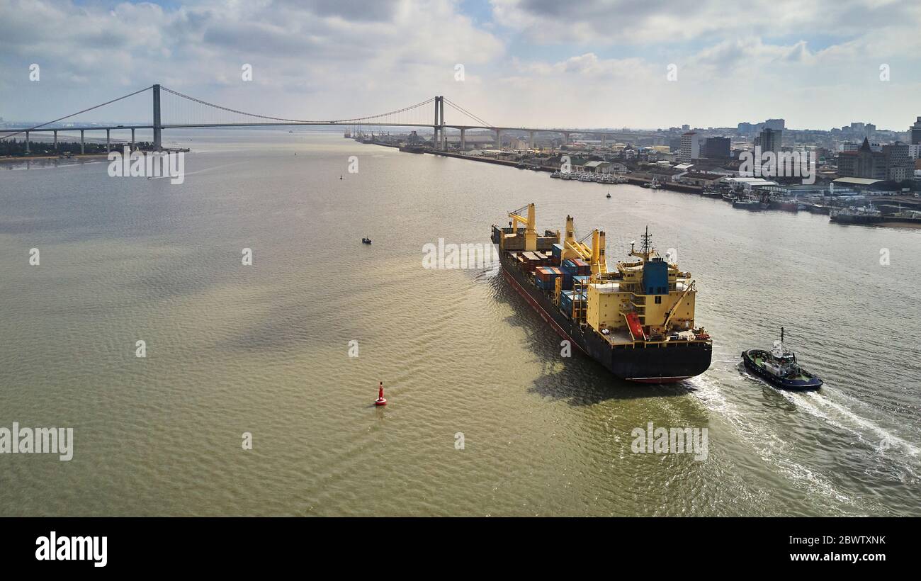 Mosambik, Maputo, Luftaufnahme des Containerschiffes verlassen Stadt Stockfoto