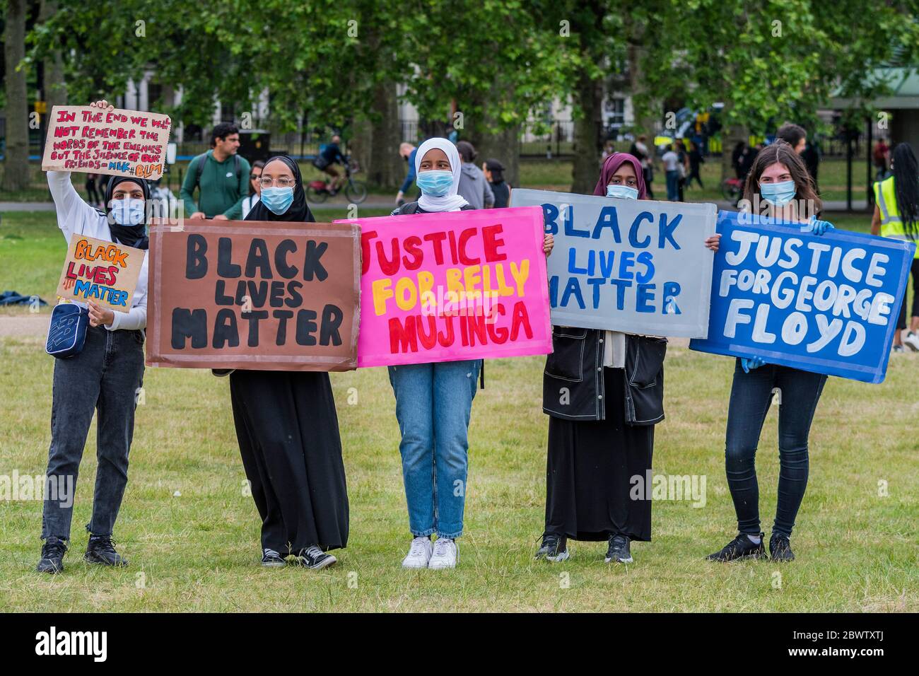 London, Großbritannien. Juni 2020. Protestler reagieren auf den Tod von George Floyd, in Minneapolis letzte Woche, indem sie im Hyde Park als Teil eines Tages der Aktion gegen Diskriminierung zusammentreffen. Der 46-jährige Afrikanerich wurde gefilmt, als ein weißer Polizist fast neun Minuten lang auf seinem Hals kniete. Die Lockerung der "Lockdown" geht weiter für den Ausbruch des Coronavirus (Covid 19) in London. Kredit: Guy Bell/Alamy Live News Stockfoto