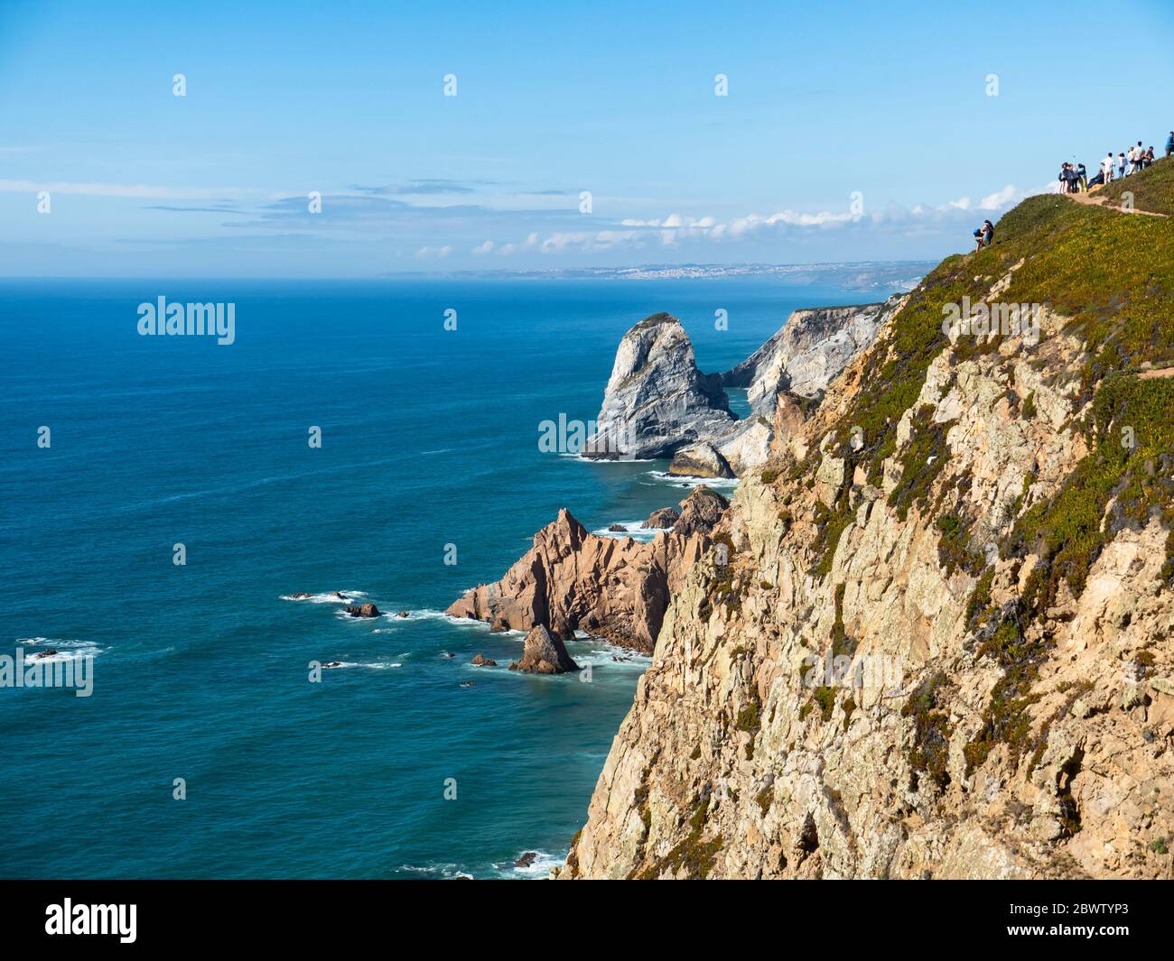 Portugal, Lissabon, Sintra, Klippen von Cabo da Roca im Sommer Stockfoto