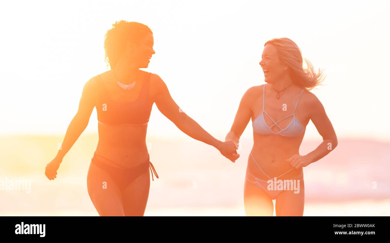 Zwei sorglose Frauen am Strand bei Sonnenuntergang, Costa Rica Stockfoto Zwei sorglose Frauen am Strand bei Sonnenuntergang, Costa Rica Stockfoto