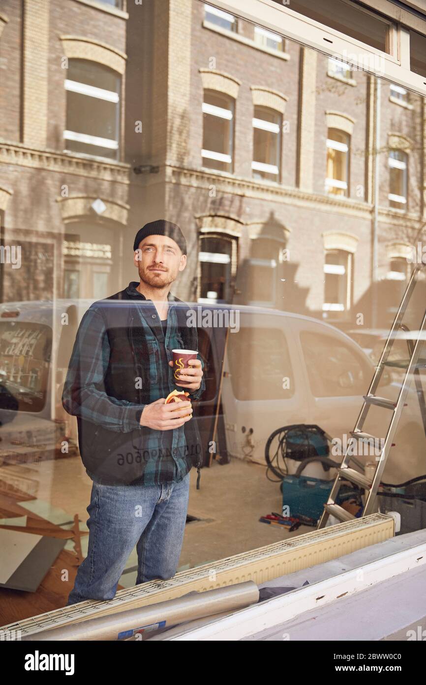 aus dem fenster lehnen