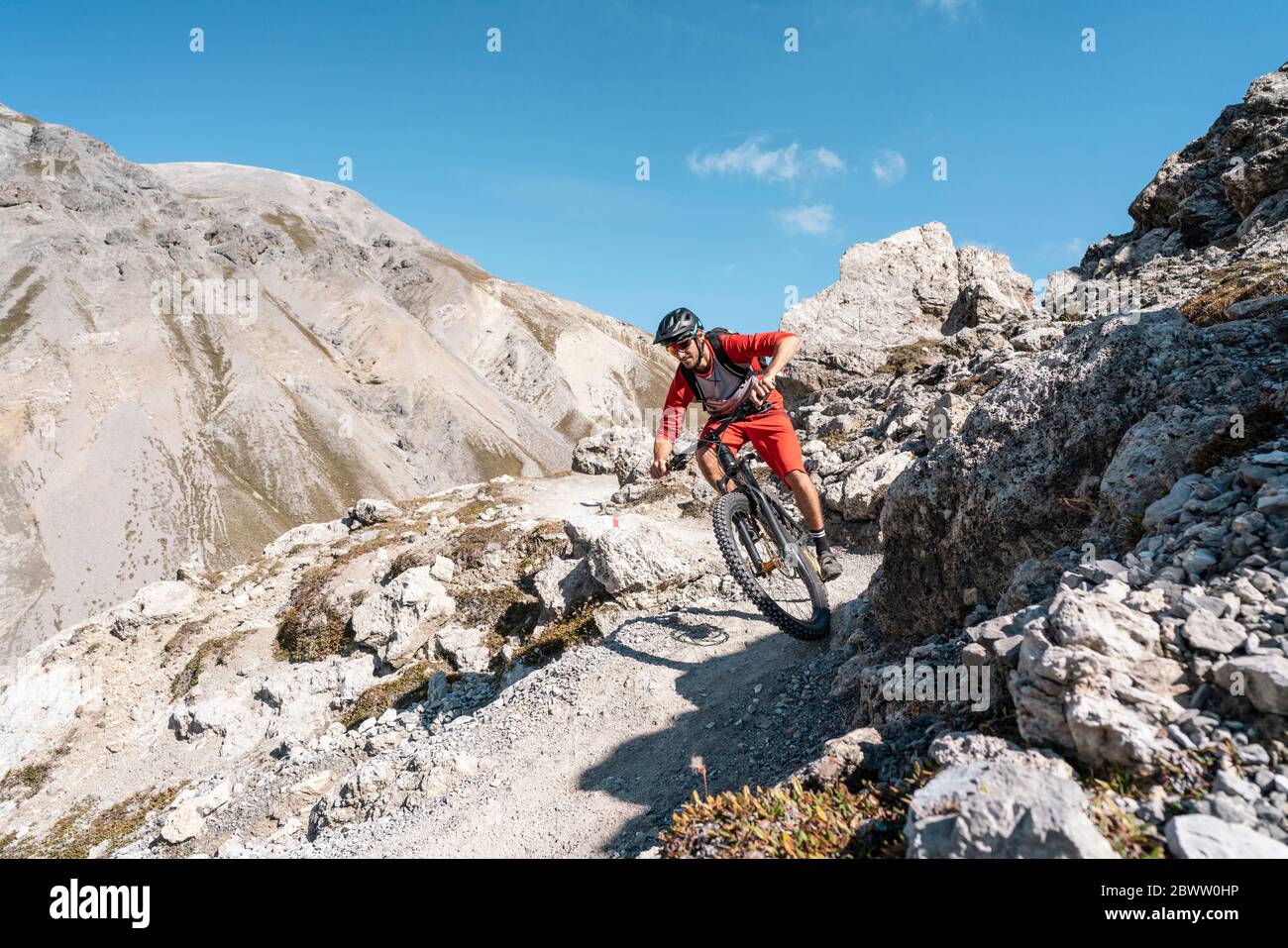 Mann auf dem Mountainbike, Münstertal, Graubünden, Schweiz Stockfoto