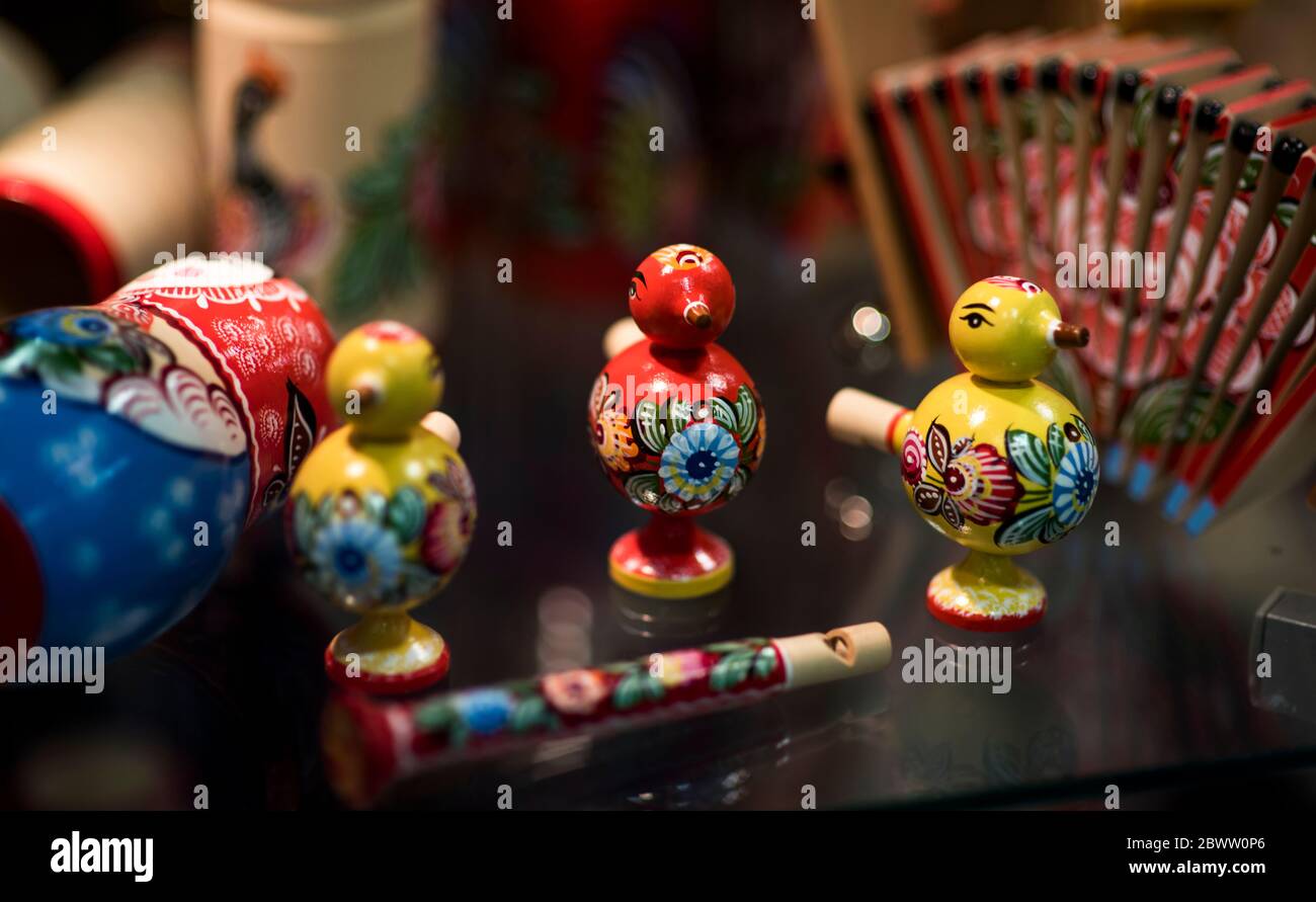 Schöne Vintage bunte Holz dymkovo Puppen auf dem Markt. Dymkovo Puppen ist Völker kulturelles Symbol von Russland. Mit selektivem Fokus auf eine Puppe Stockfoto