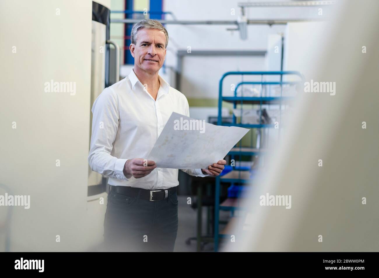 Leitende Angestellte prüft Produktionspläne Stockfoto