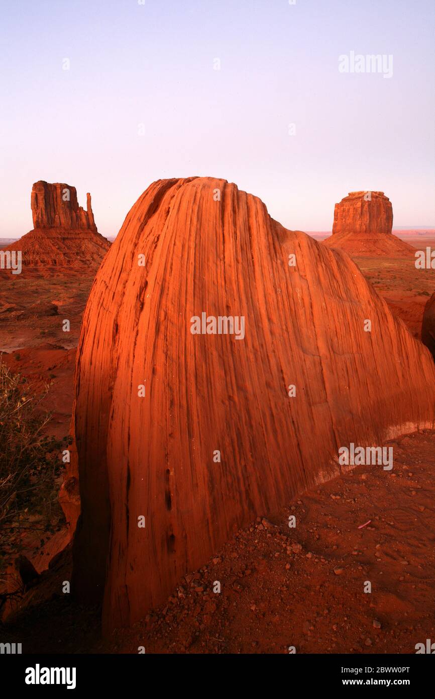 USA, Sandsteinfelsen im Monument Valley mit West Mitten Butte und Merrick Butte im Hintergrund Stockfoto