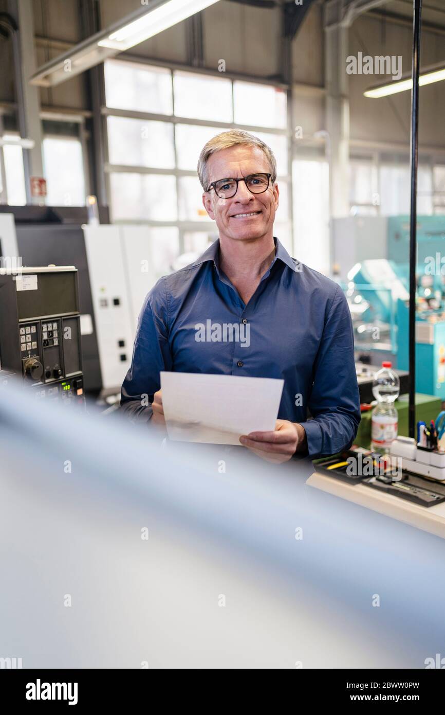 Leitende Angestellte prüft Produktionspläne Stockfoto