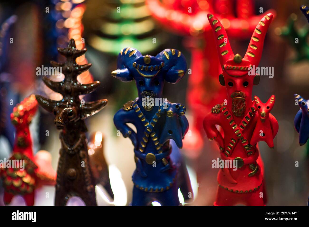 Schöne Vintage bunte Holz dymkovo Puppen auf dem Markt. Baphomet Puppen ist Völker kulturelles Symbol des satanischen Kults. Mit selektivem Fokus auf eine Puppe Stockfoto