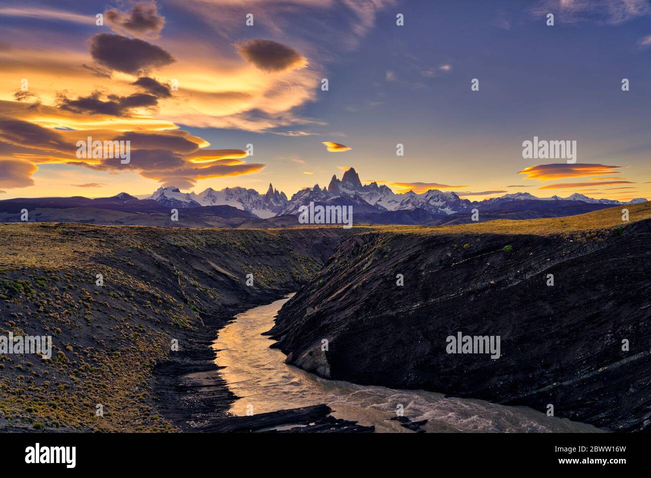 Mount Fitz Roy, Cerro Torre Bergkette und El Chalten Fluss bei Sonnenuntergang, Patagonien, Argentinien Stockfoto