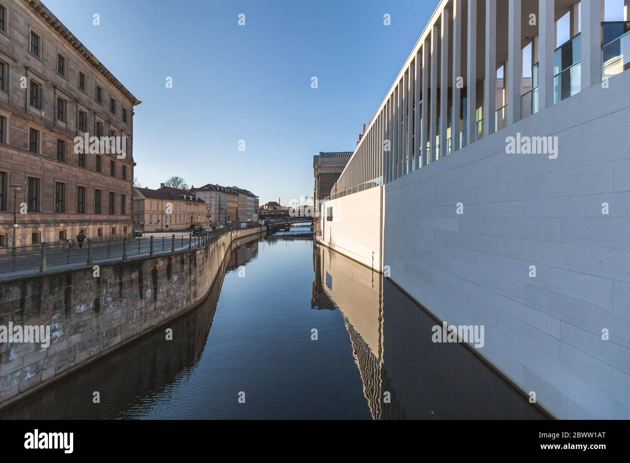 Deutschland, Berlin, Flusskanal entlang der James Simon Gallery Stockfoto