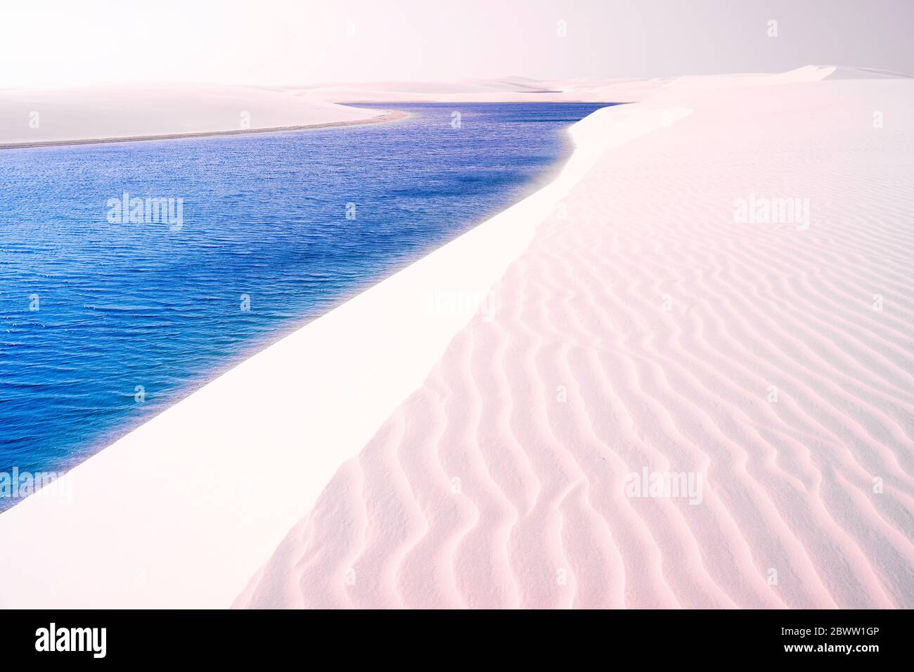 Regenwasser Lagunen in weißen Dünen, Lencois Maranhenses Nationalpark, Brasilien Stockfoto