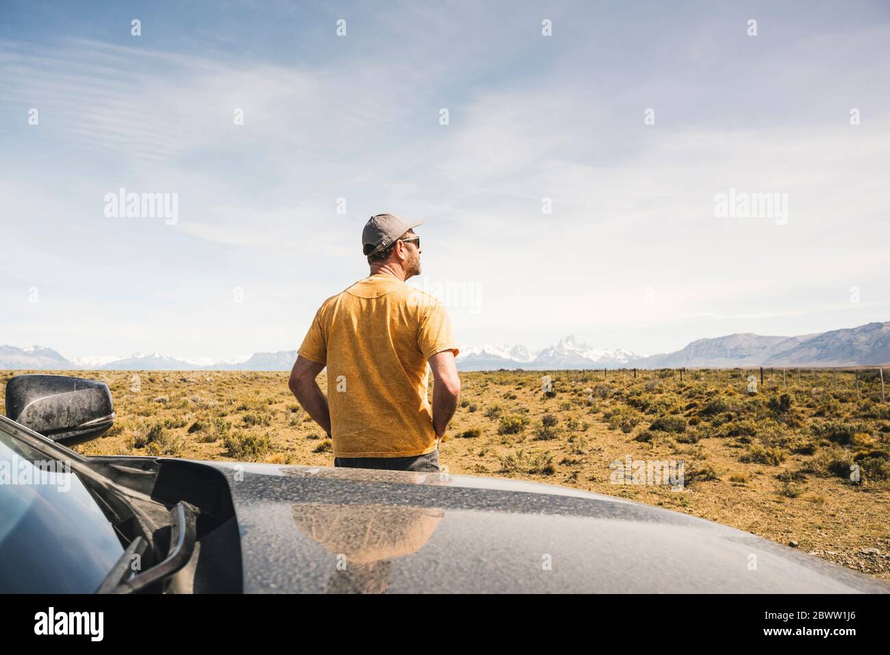 Rückansicht des Menschen am Auto in abgelegener Landschaft in Patagonien, Argentinien Stockfoto