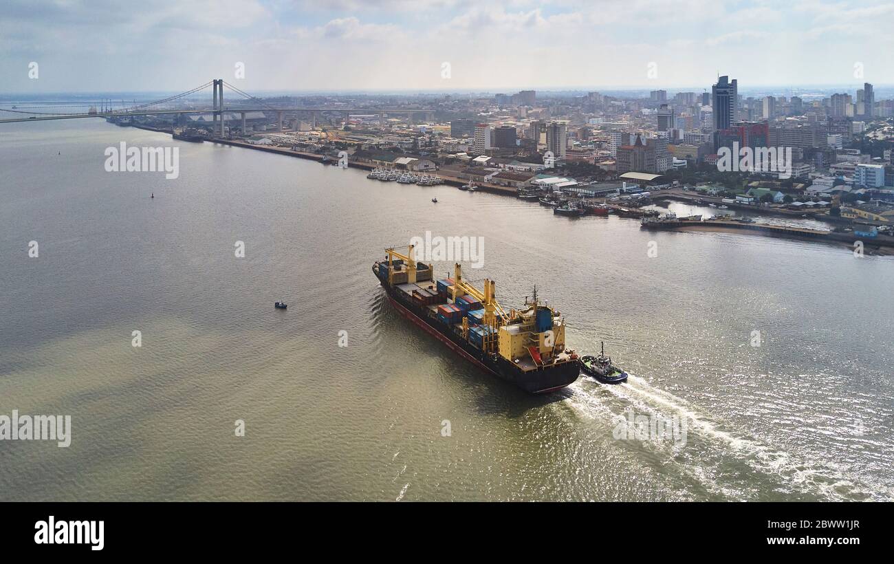 Mosambik, Maputo, Luftaufnahme des Containerschiffes verlassen Stadt Stockfoto