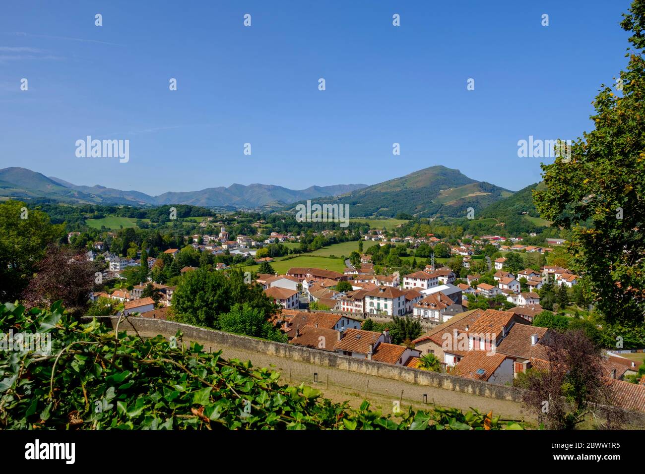 Frankreich, Pyrenees-Atlantiques, Saint-Jean-Pied-de-Port, klarer Himmel über der Altstadt, umgeben von einer befestigten Mauer Stockfoto