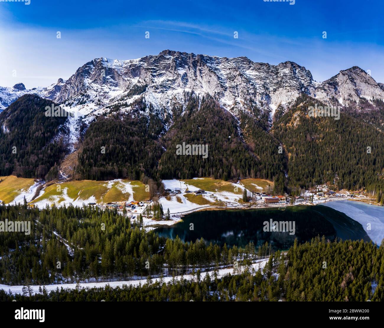 Deutschland, Bayern, Ramsau bei Berchtesgaden, Hubschrauberblick über den Hintersee und die Reiter Alpe Range bei Winteranbruch Stockfoto