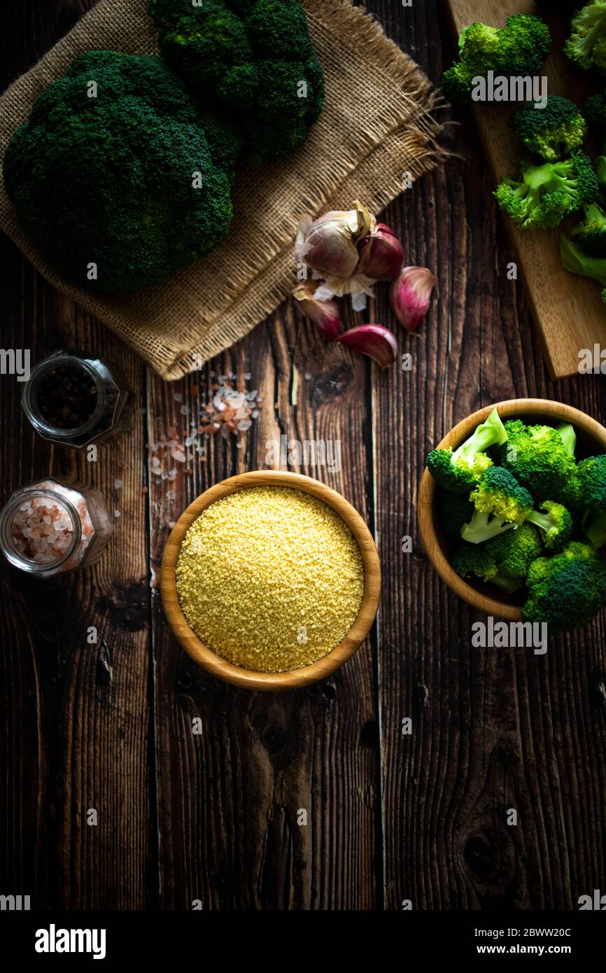 Salz und Pfeffer, Knoblauch, Schüssel Couscous und gehackten Brokkoli Stockfoto