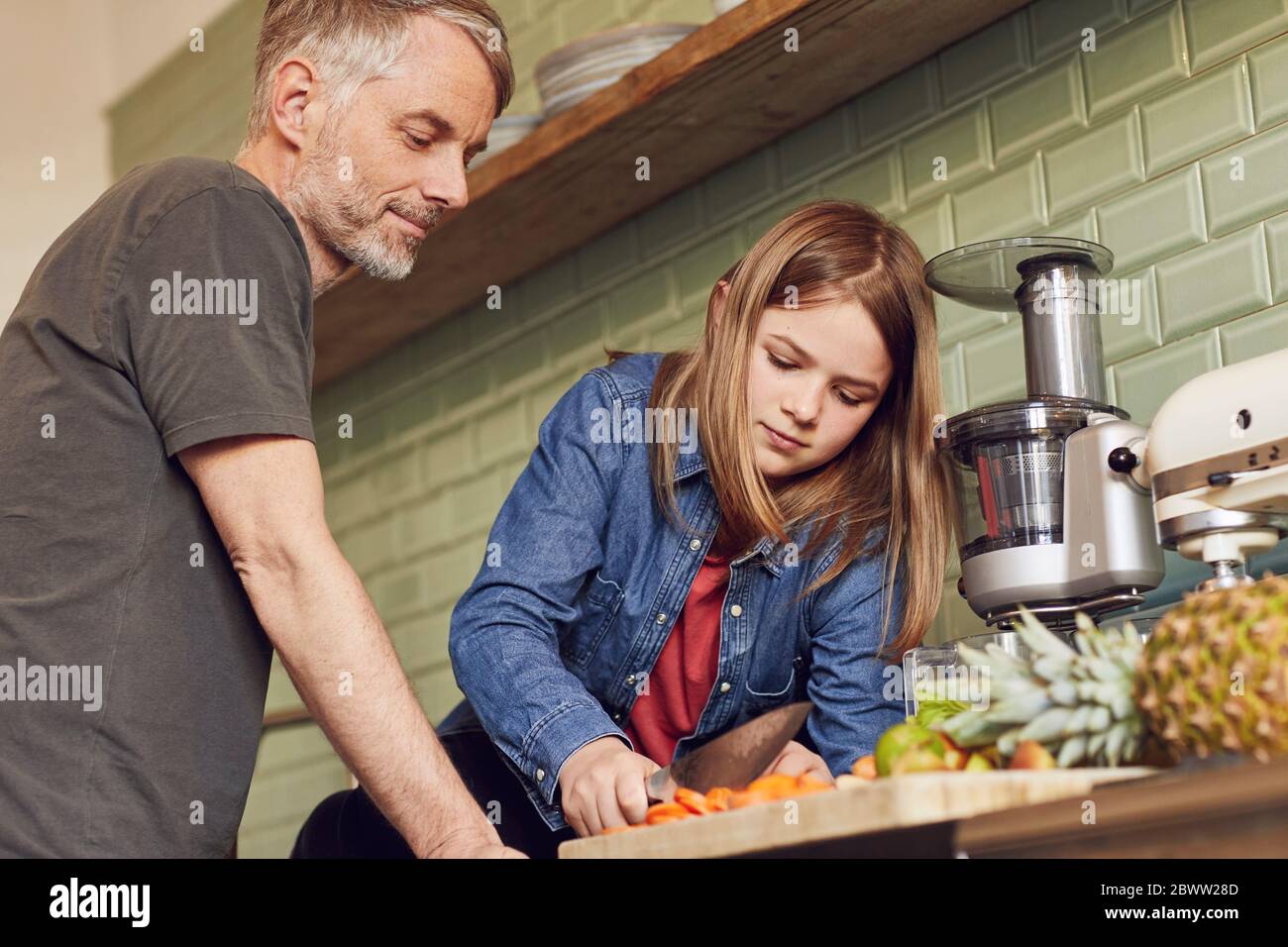 Vater und Tochter in der Küche bereiten Obst und Gemüse Stockfoto