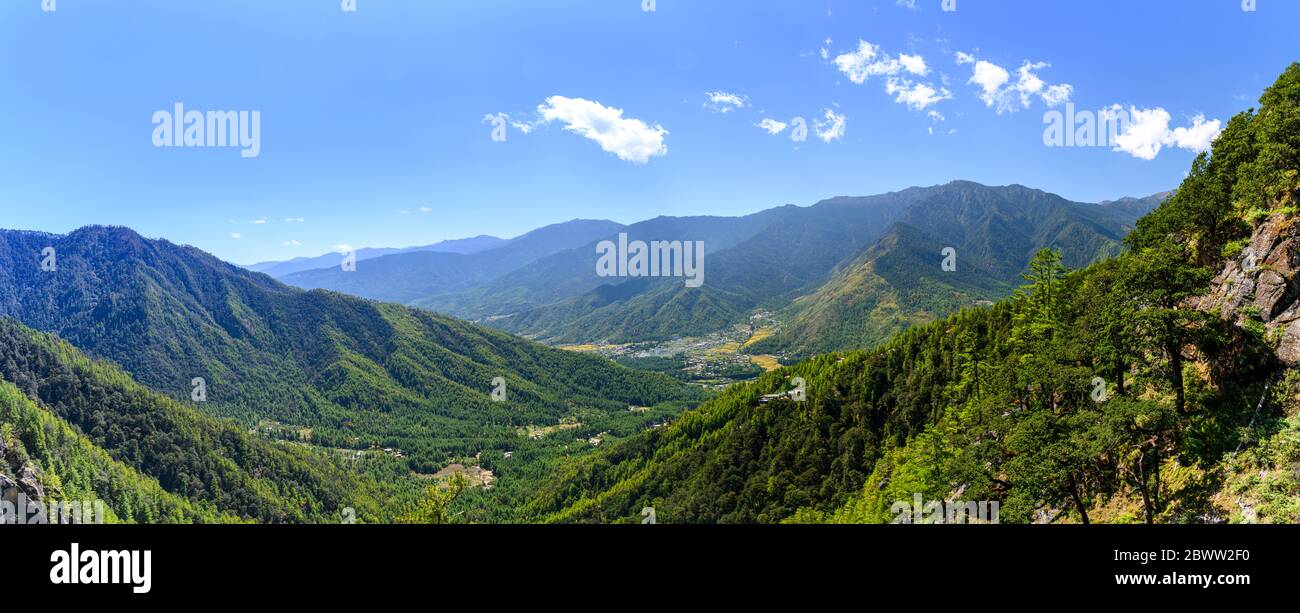 Bhutan, Panorama des grünen bewaldeten Paro-Tal Stockfoto