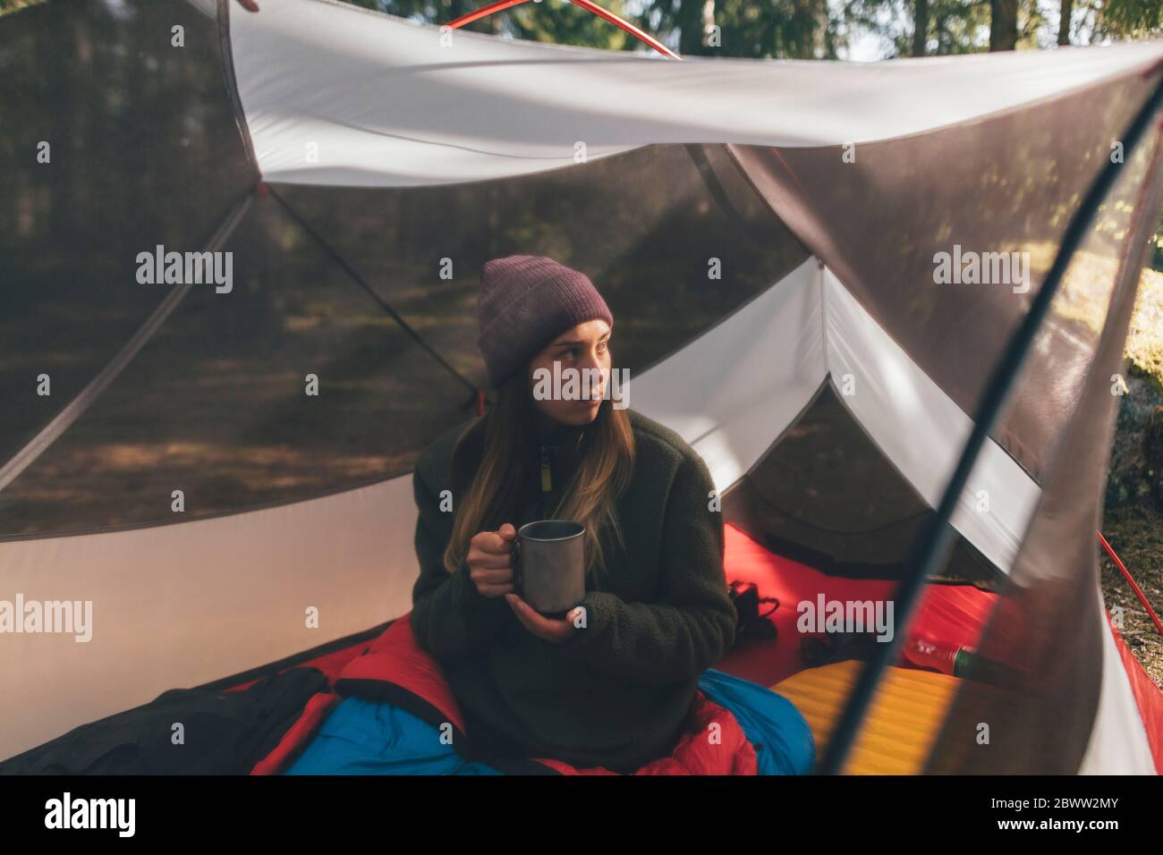 Junge Frau im Zelt ist der Wald, Tee trinken Stockfoto
