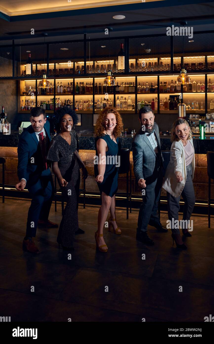 Portrait von fröhlichen Freunden, die eine Party in einer Bar Stockfoto