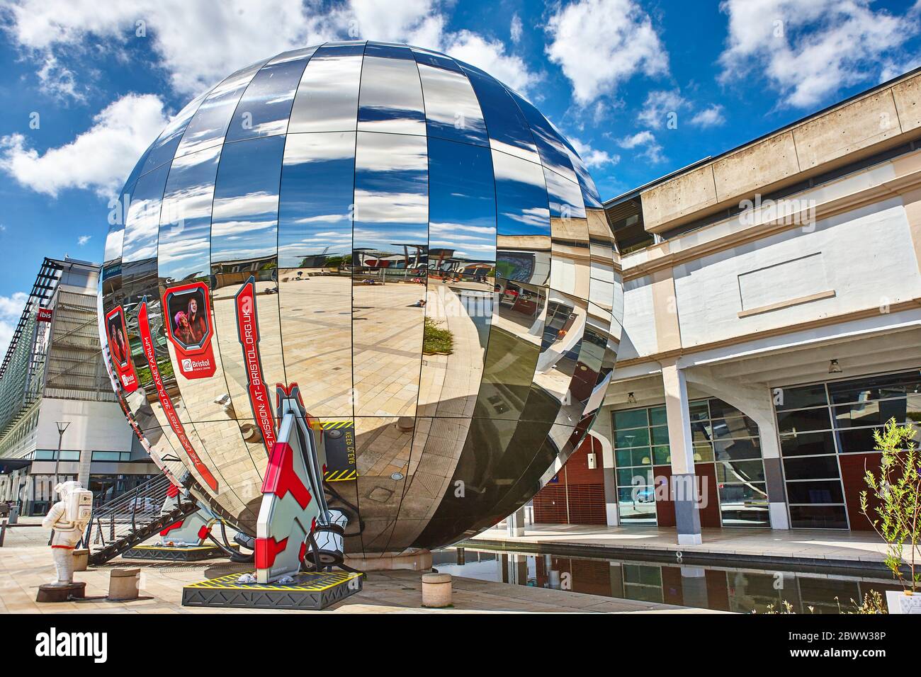 Millennium Square Globe Skulptur in Bristol, England Stockfoto