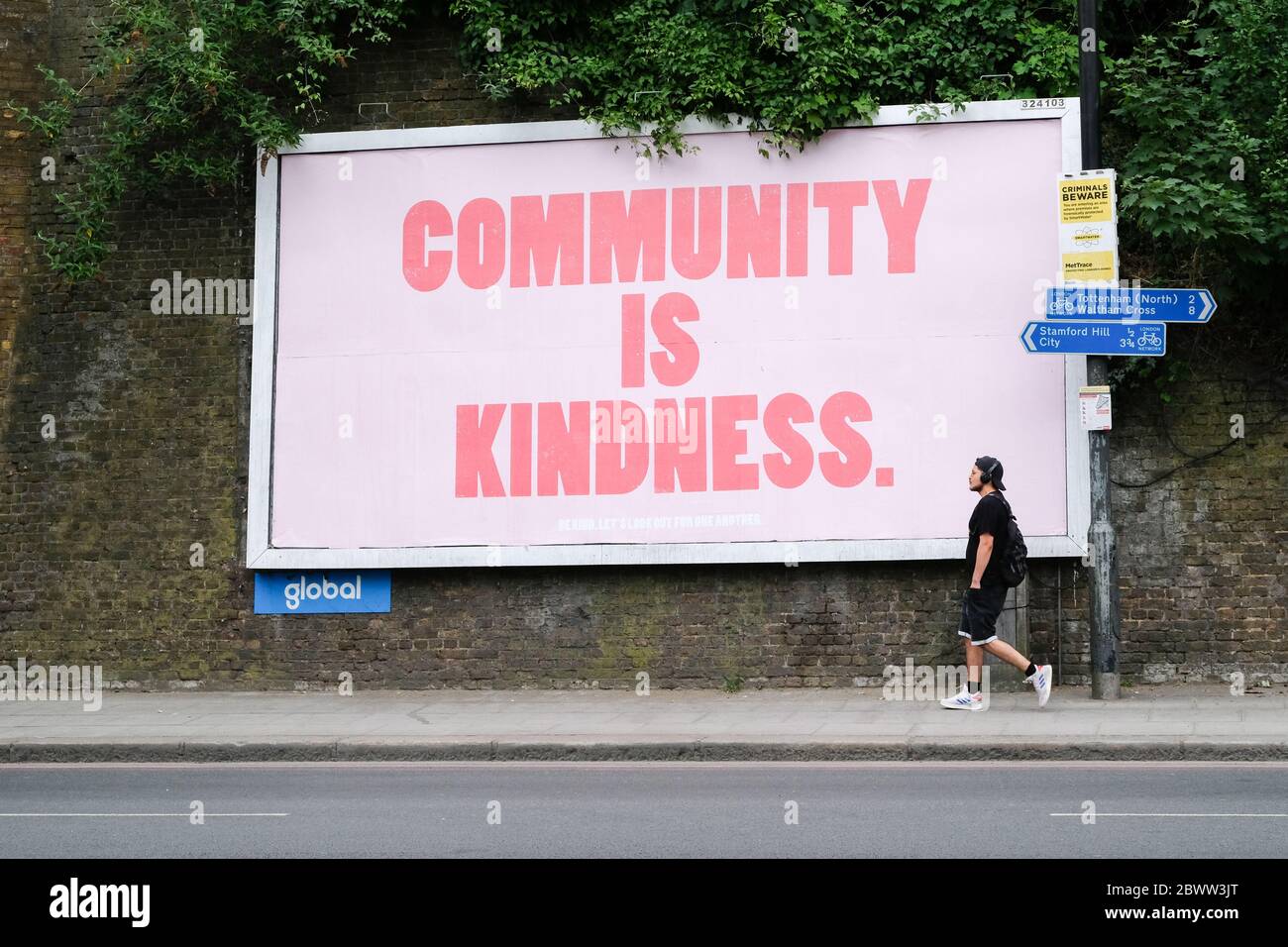 St Anne's, London, Großbritannien. Juni 2020. Coronavirus: Eine Plakatwand mit einer positiven Botschaft "Gemeinschaft ist Güte". Kredit: Matthew Chattle/Alamy Live News Stockfoto
