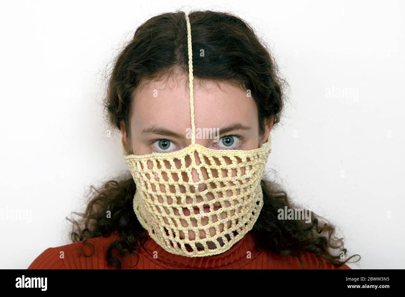Porträt einer jungen Frau gehäkelt Maske Stockfoto