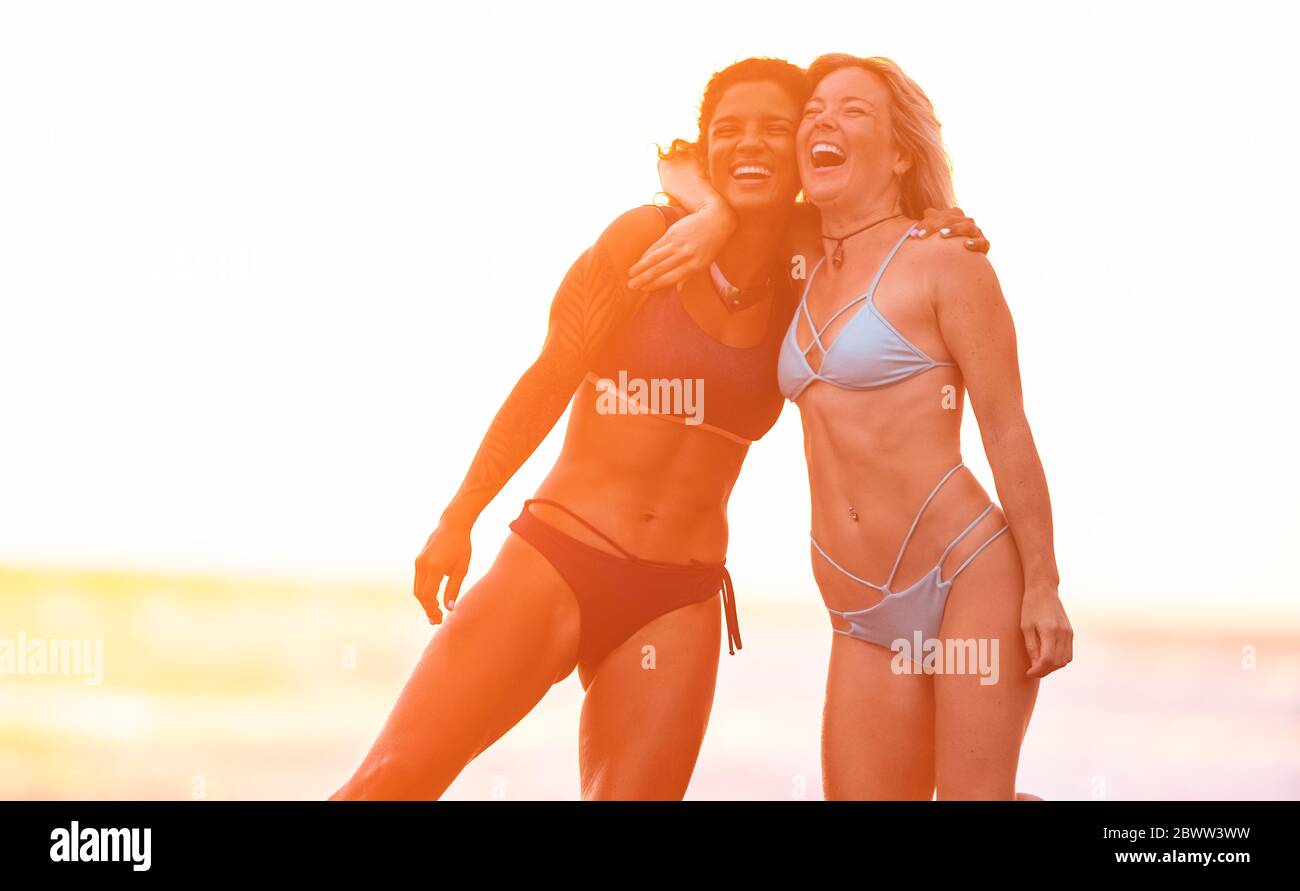 Zwei sorglose Frauen umarmen sich am Strand bei Sonnenuntergang, Costa Rica Stockfoto Zwei sorglose Frauen umarmen sich am Strand bei Sonnenuntergang, Costa Rica Stockfoto