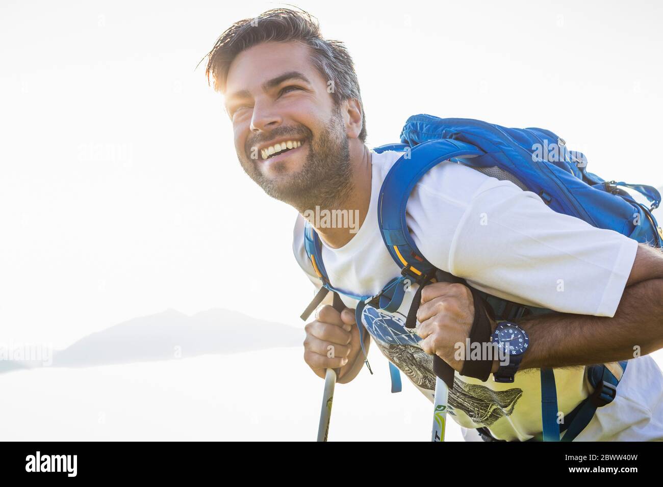 Porträt eines glücklichen Mannes in den Bergen bei Sonnenaufgang, Achenkirch, Österreich Stockfoto