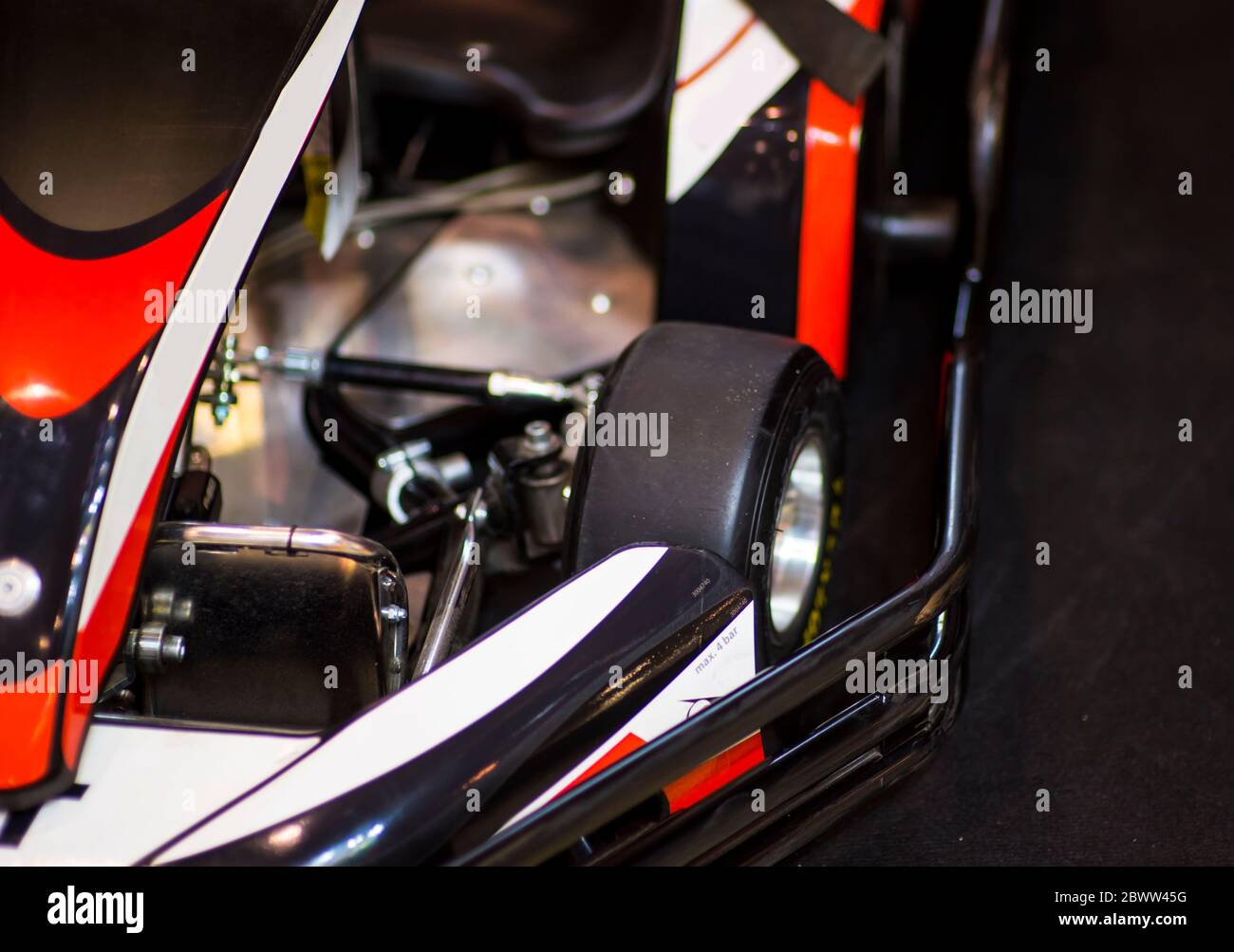 Die Front eines Sportkarts, können Sie die Hinterachse mit einem Rad und Scheibenbremsen zu sehen. Stockfoto
