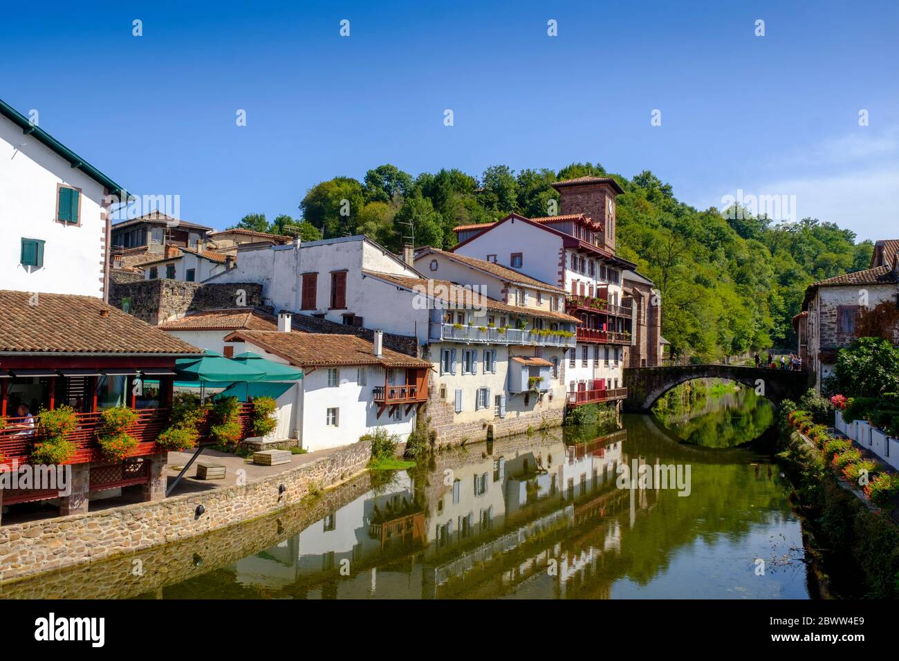 Frankreich, Pyrenees-Atlantiques, Saint-Jean-Pied-de-Port, Altstadthäuser und Pont Saint Jean spiegeln sich im Nive Kanal Stockfoto