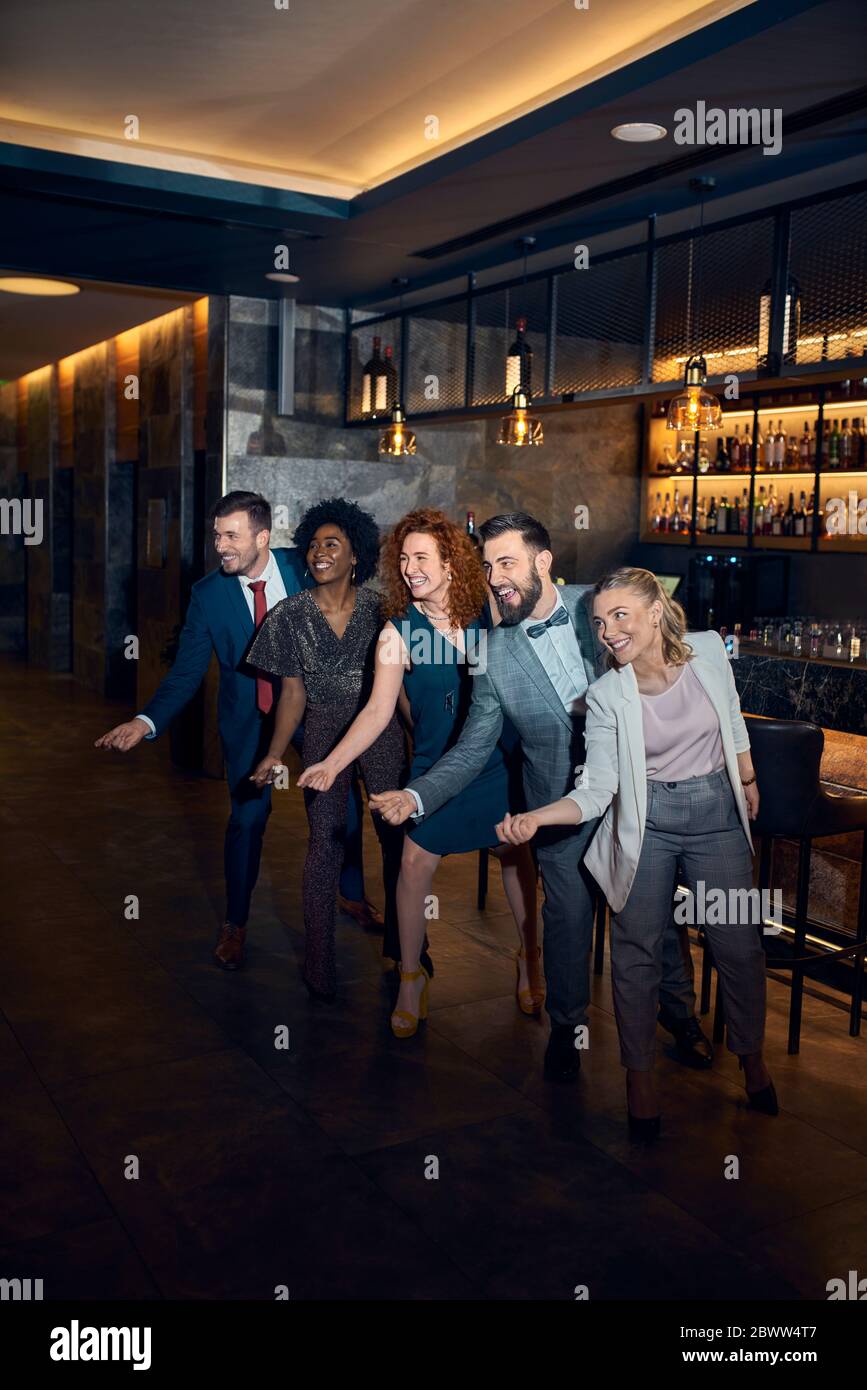 Fröhliche Freunde, die in einer Bar feiern Stockfoto