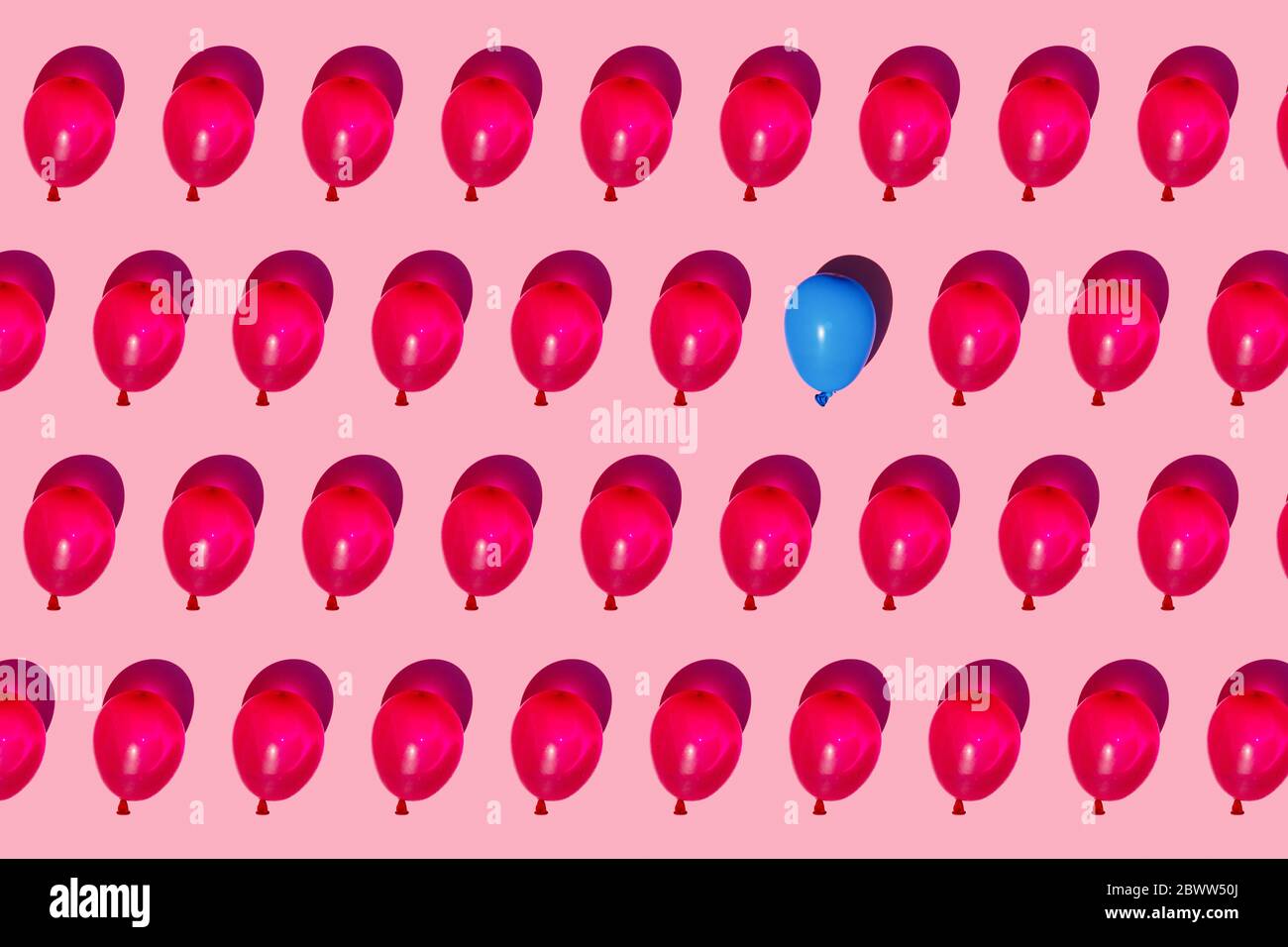 Studio Aufnahme von Reihen von roten Wasser Ballons mit einzelnen blauen ein Stockfoto