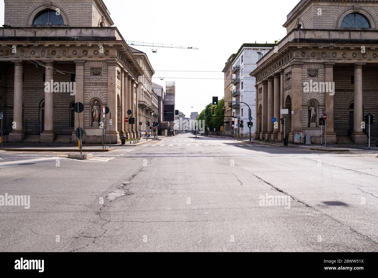 Italien, Mailand, leerer Straßenkreuzpunkt vor der Porta Venezia während des COVID-19 Ausbruchs Stockfoto