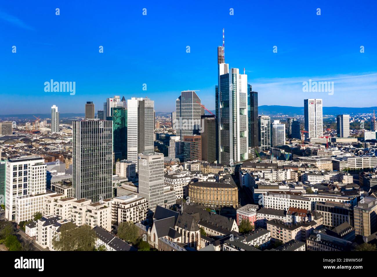 Deutschland, Hessen, Frankfurt, Hubschrauberblick über die Europäische Zentralbank und die umliegenden Wolkenkratzer in der Innenstadt Stockfoto