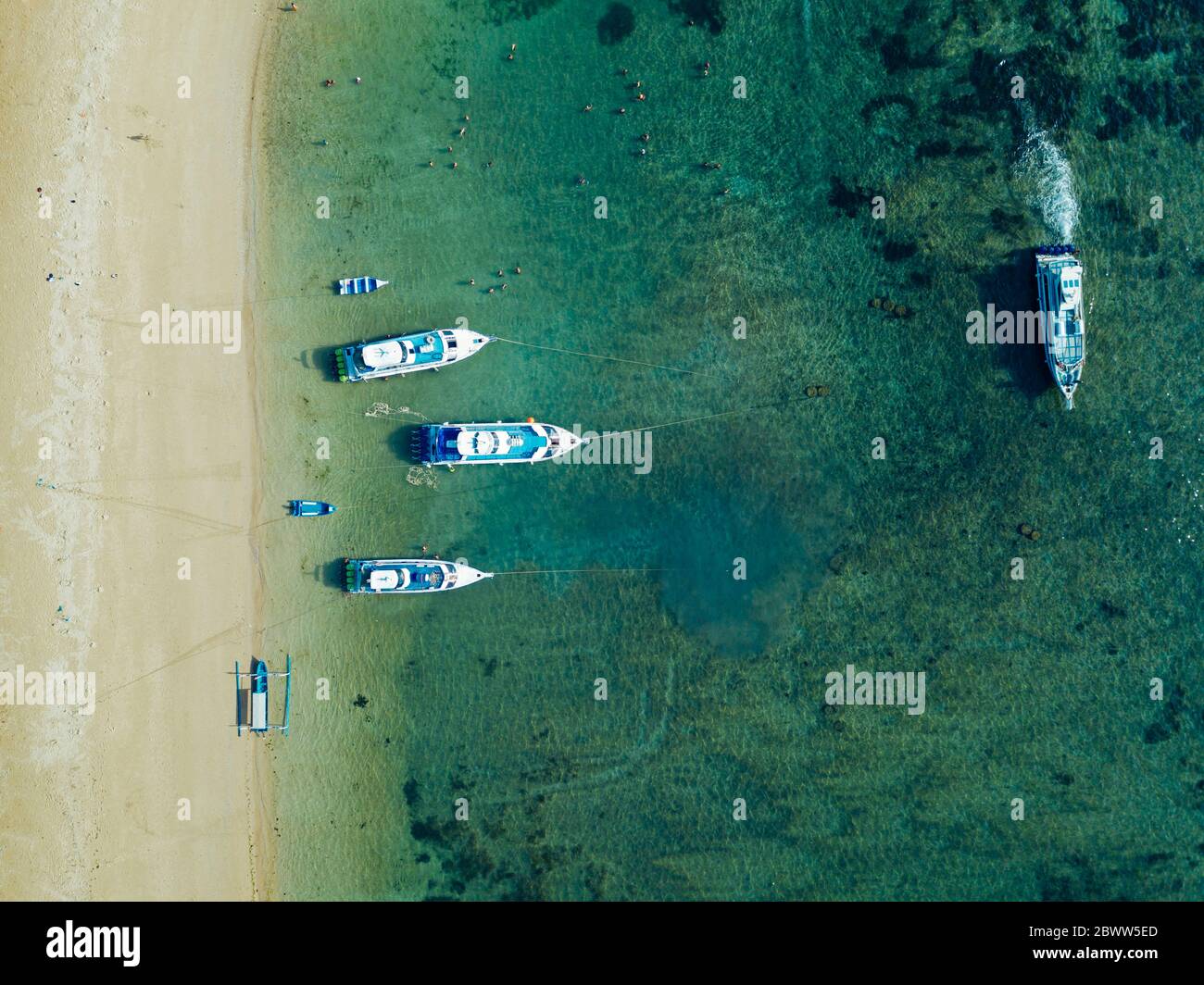 Indonesien, Bali, Sanur, Luftansicht der Boote, die vor dem sandigen Küstenstrand festgemacht sind Stockfoto
