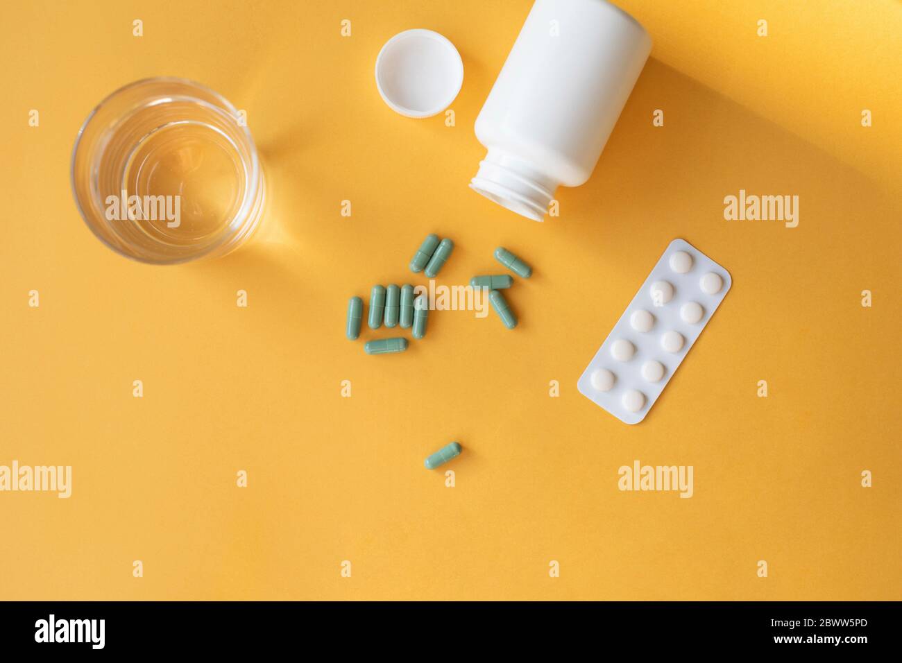 Studio Schuss von Glas Wasser, Pillen Blister-Pack, Pille Flasche und Nahrungsergänzungsmittel Kapseln Stockfoto