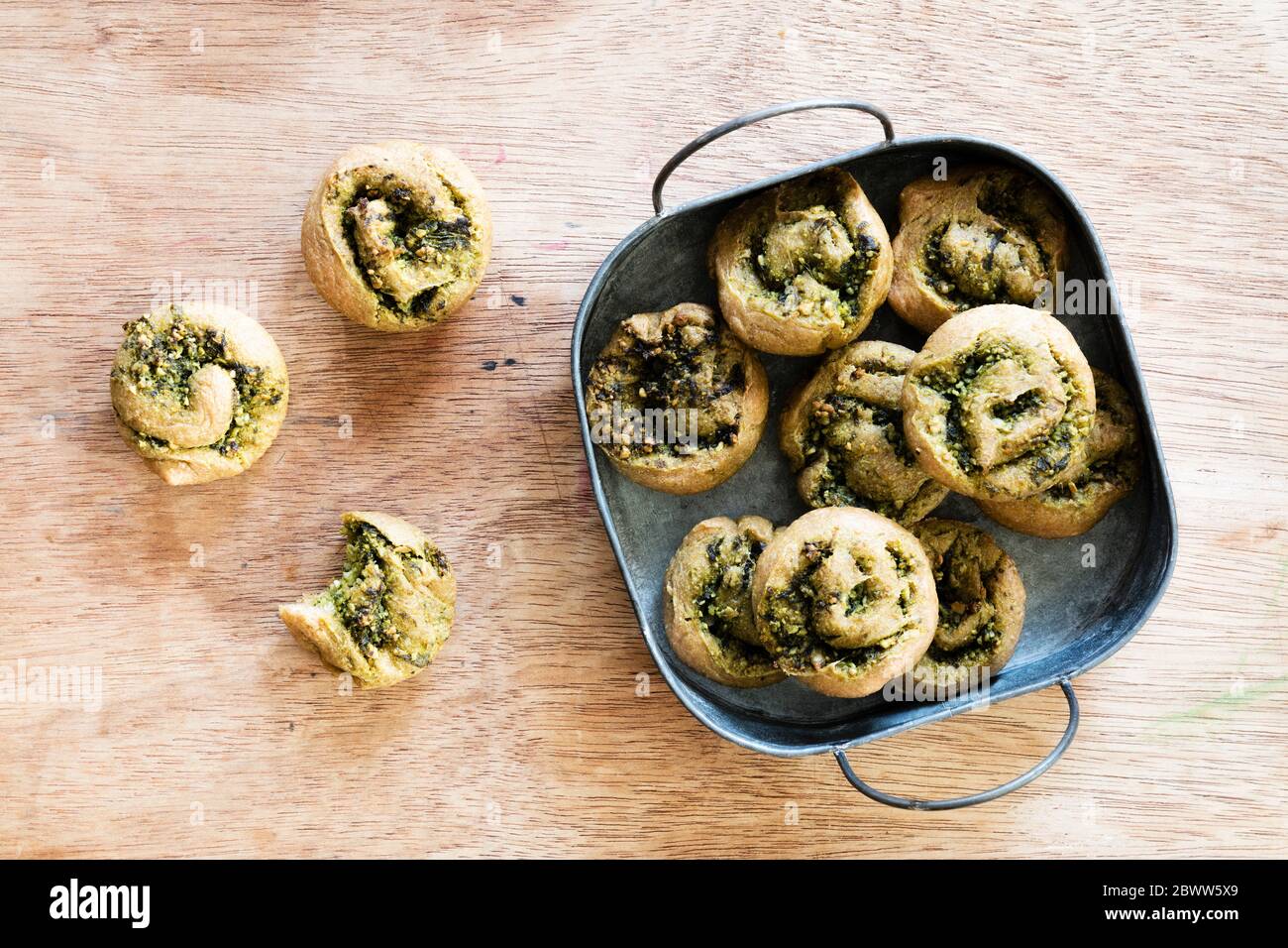 Hausgemachte Pizzaleifen mit Ramson Pesto Stockfoto