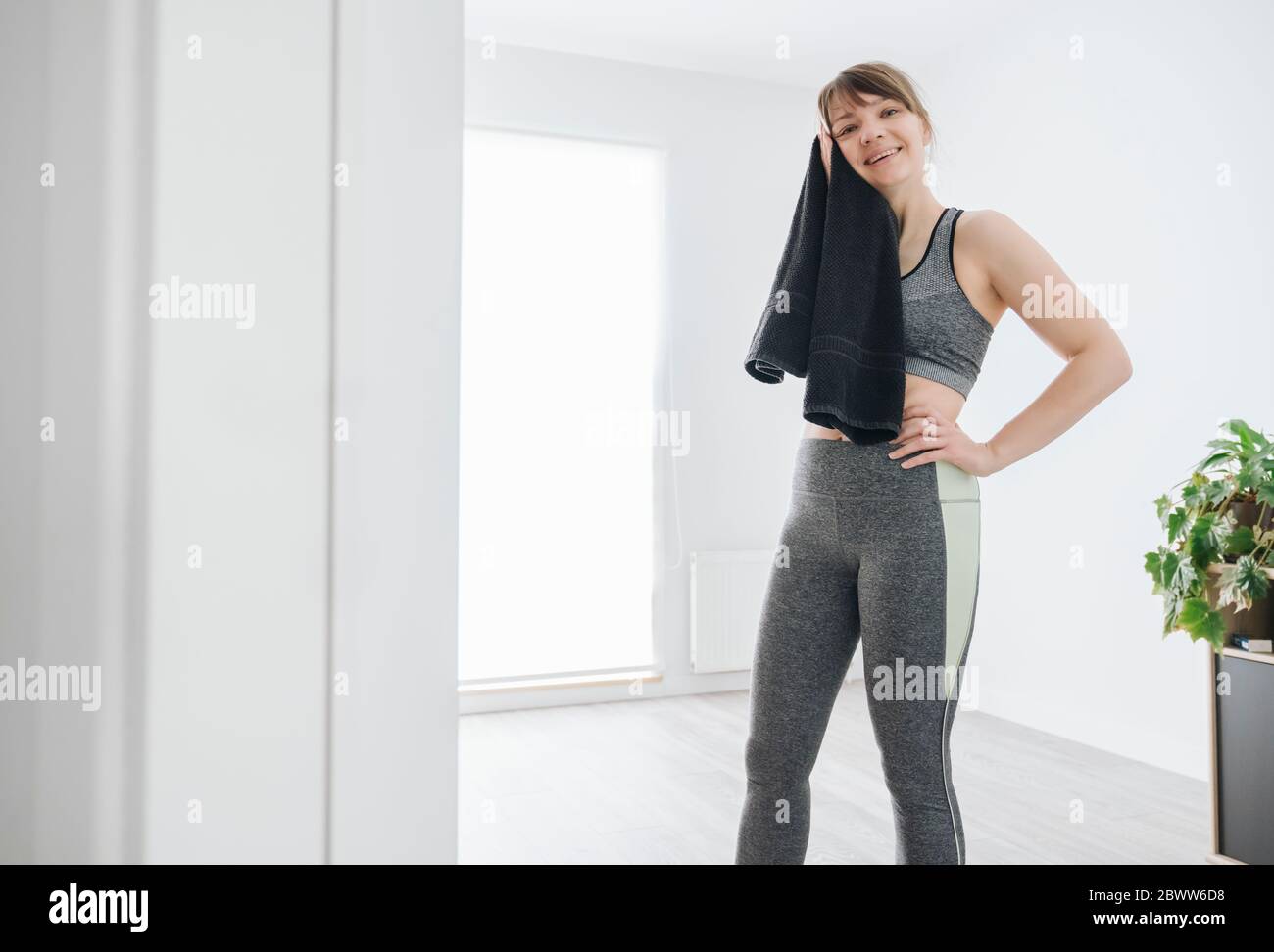 Frau Handtuch Schweiß nach dem Training zu Hause Stockfoto