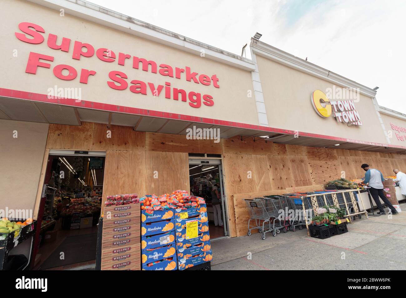 Ein C-Town Supermarkt in Inwood, Manhattan öffnet am Morgen nach der Sperrstunde um 20 Uhr mit seinen Fenstern, die noch verladen sind Stockfoto