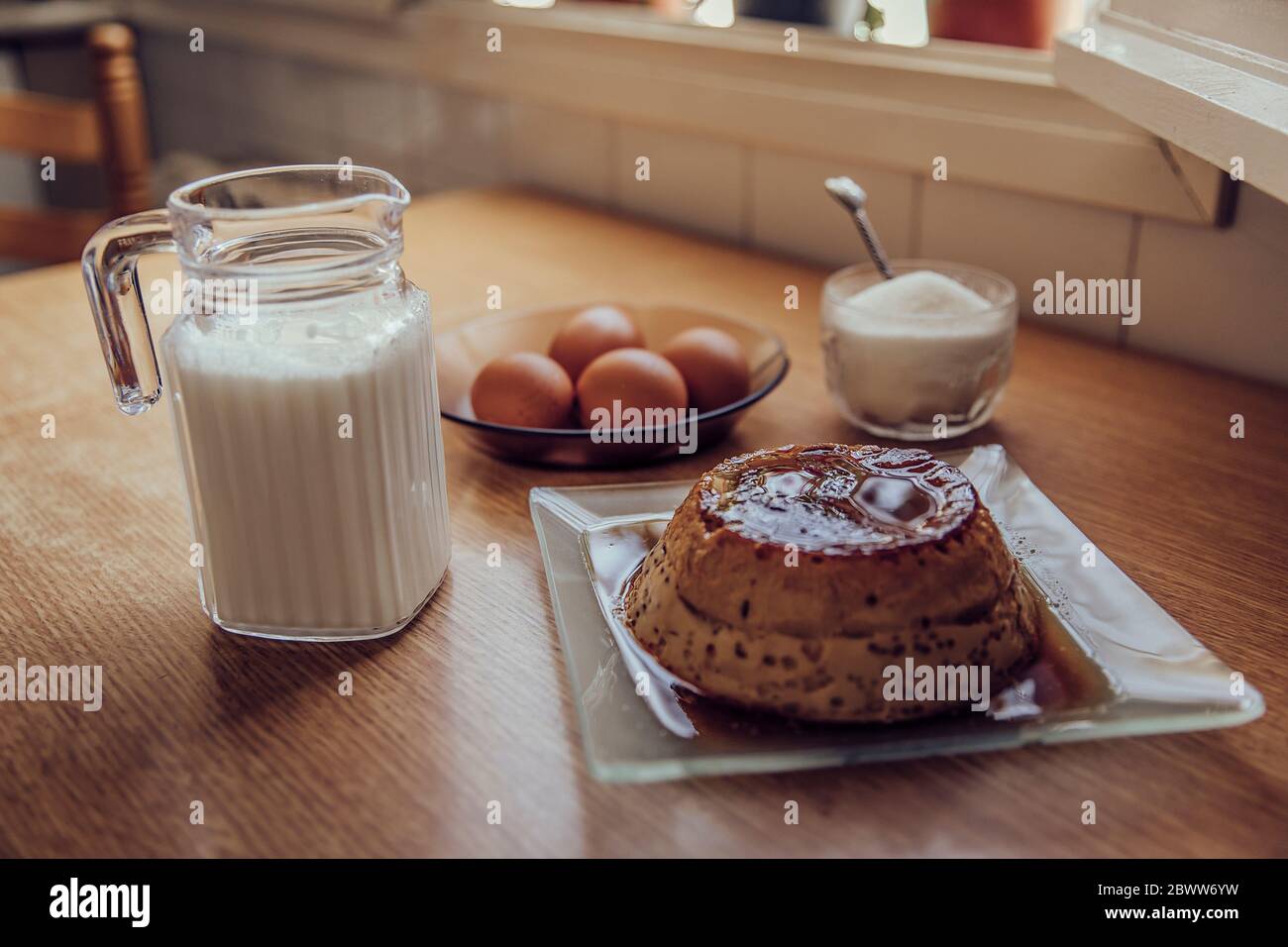Verzehrfertige Flan und seine Zutaten Stockfoto