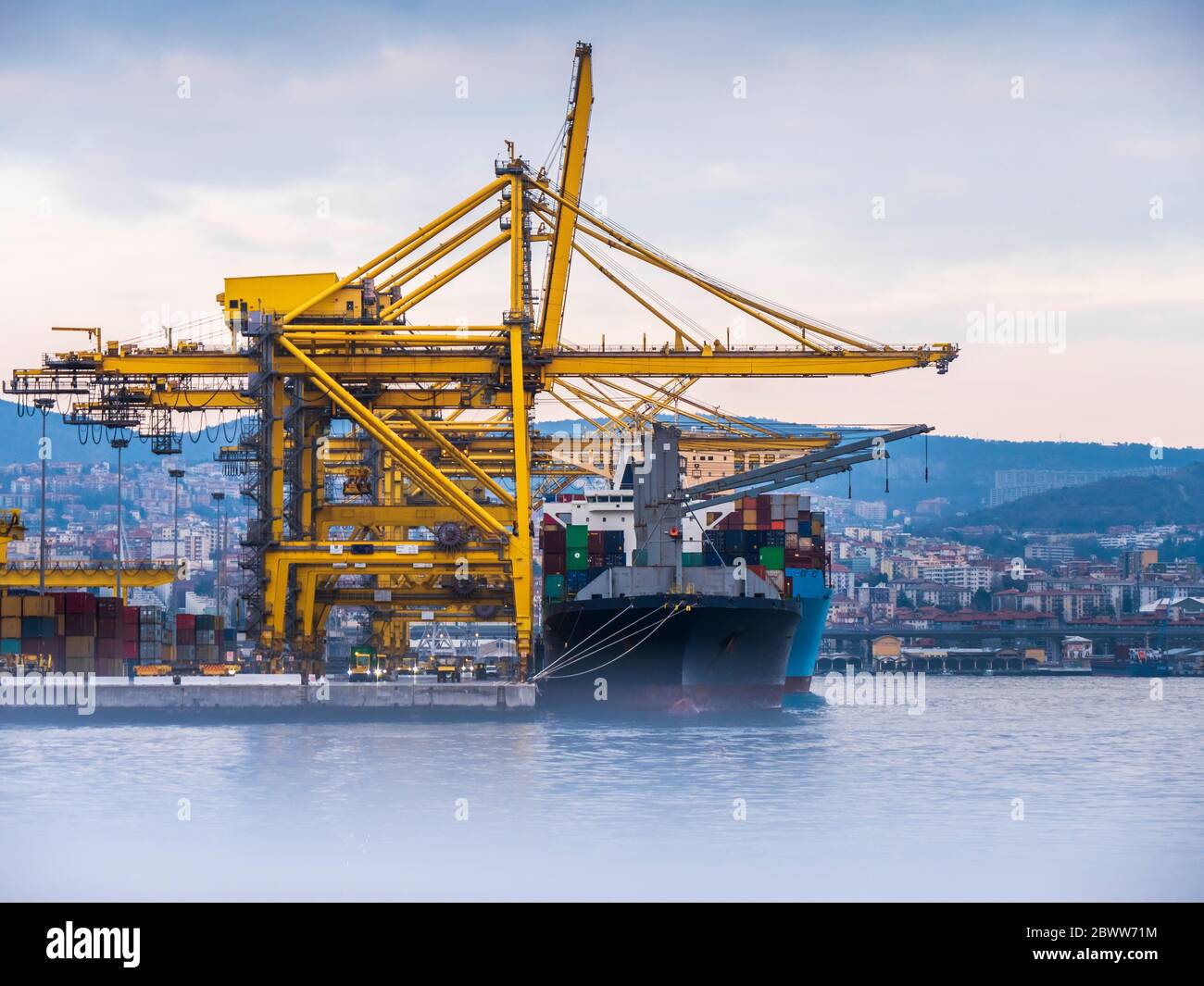 Italien, Provinz von Trieste, Trieste, Container Schiff im Hafen andockt Handels Stockfoto Italien, Provinz von Trieste, Trieste, Container Schiff im Hafen andockt Handels Stockfoto