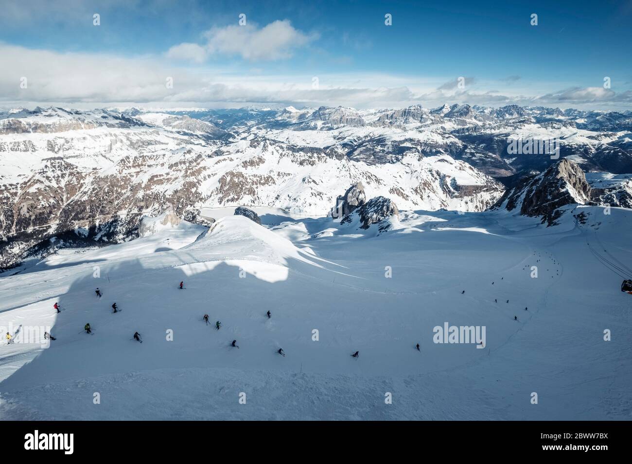 Italien, Trentino, Skifahrer vom Gipfel des Marmolada aus gesehen Stockfoto