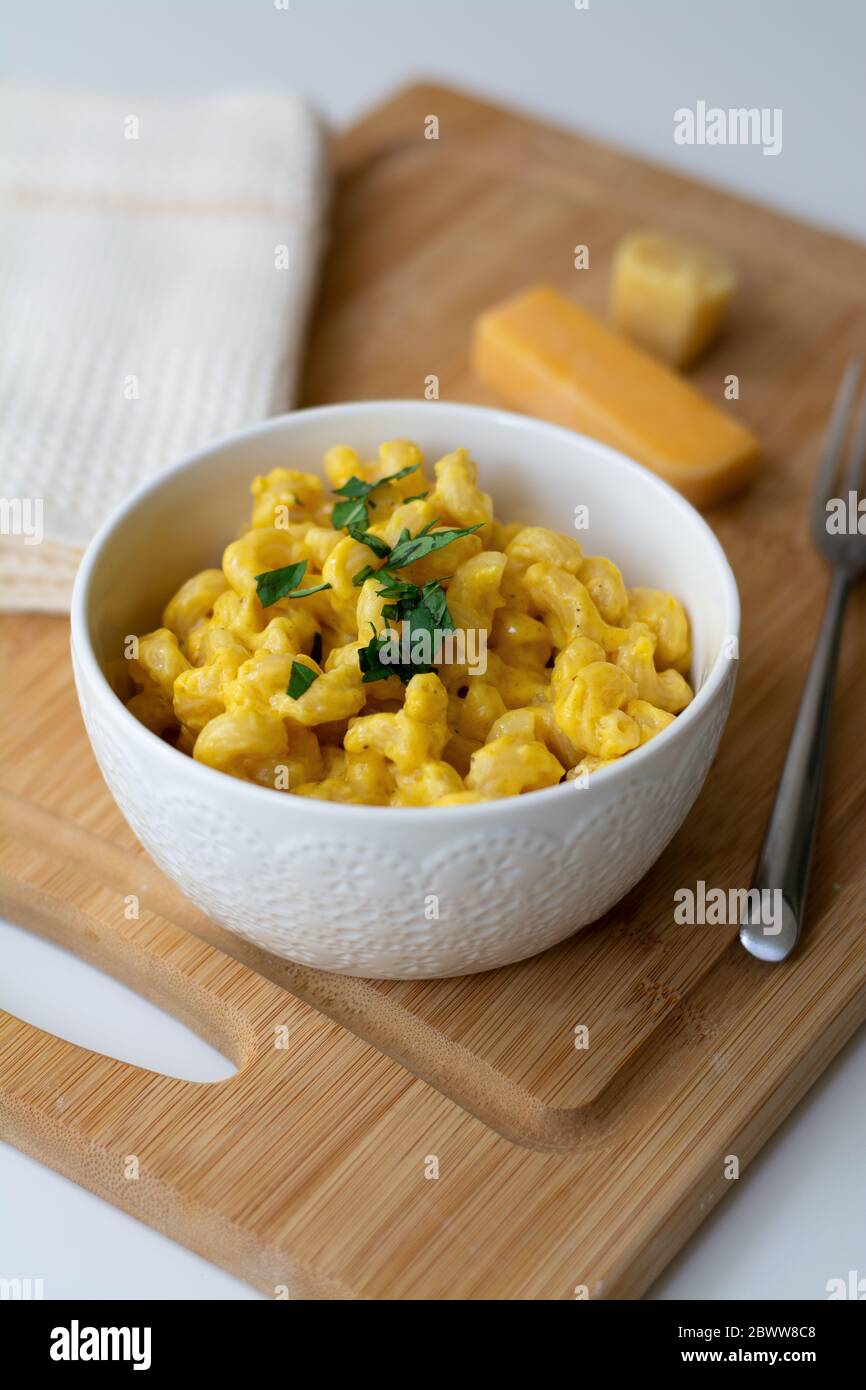 Traditionelle amerikanische Makkaroni und Käse Komfort-Essen (auch als mac n Käse) mit Ellbogen Pasta in einer kitschigen cremigen Cheddar-Sauce beschichtet. Stockfoto