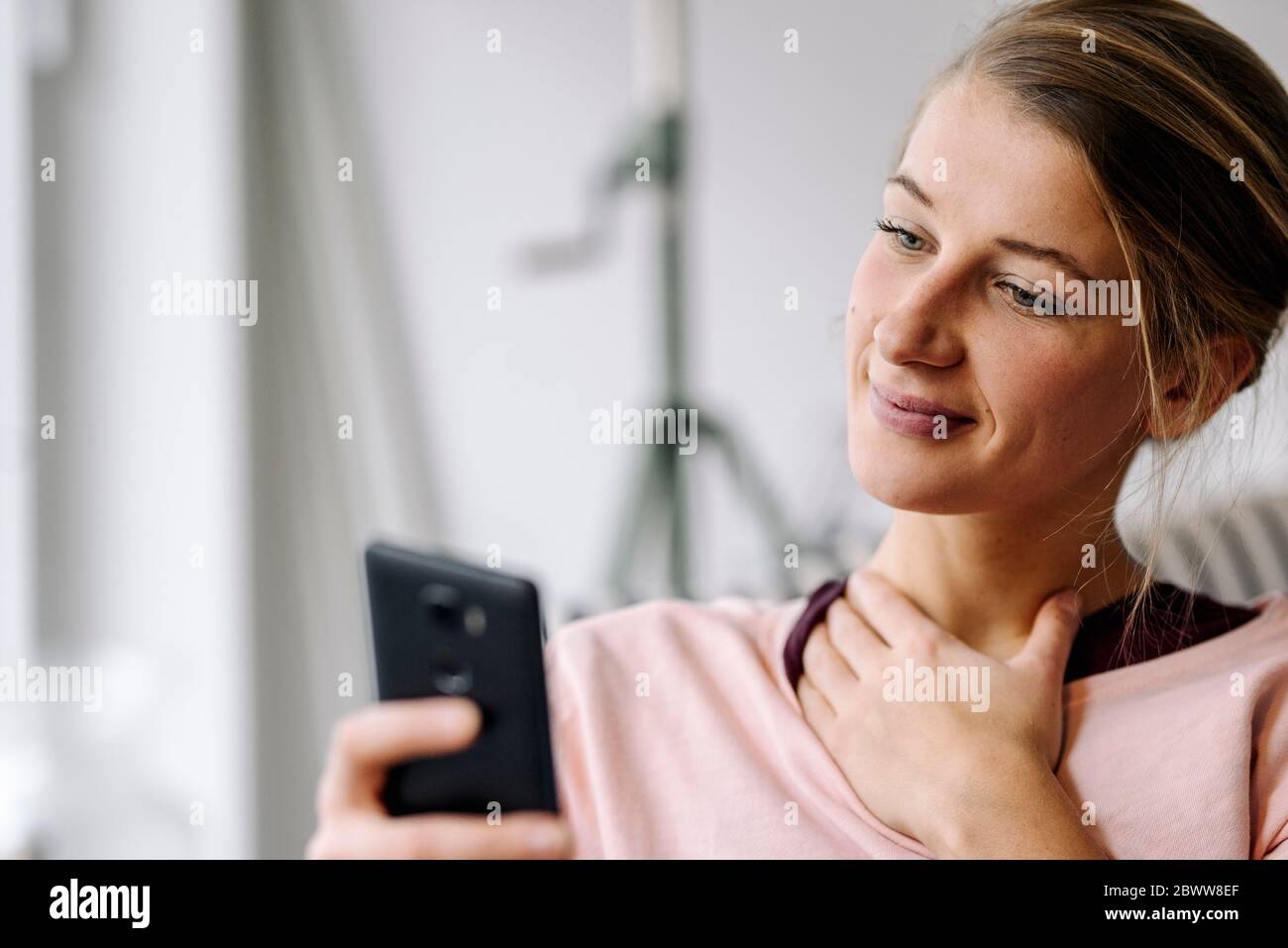 Porträt der lächelnde junge Frau mit smartphone Stockfoto