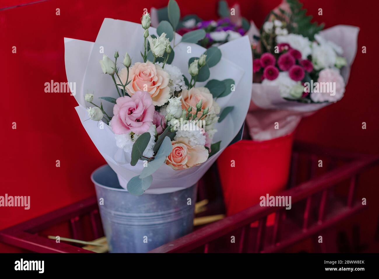 Zwei Blumensträuße in Eimern Stockfoto