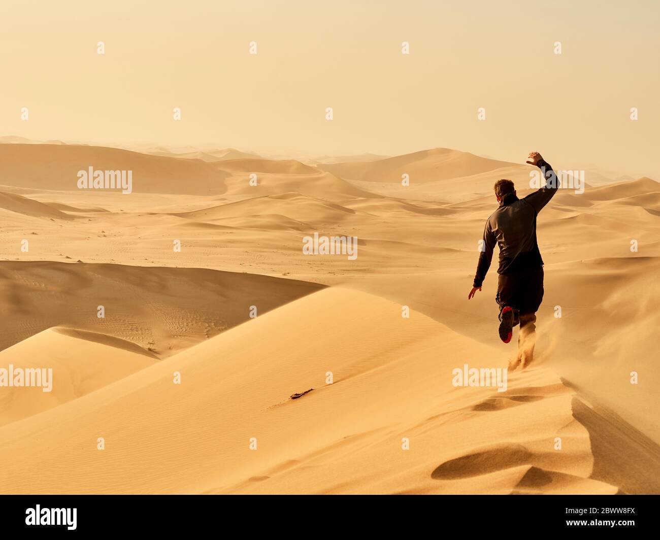 Mann auf einer Düne in der Wüste, Dune 7, Walvis Bay, Namibia Stockfoto