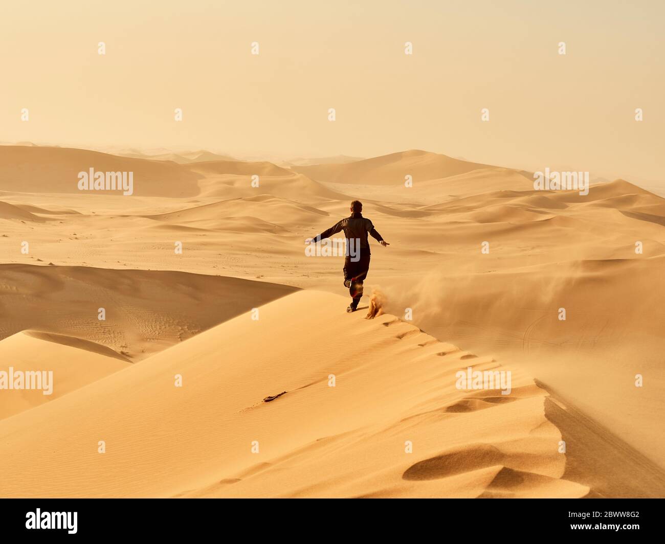 Mann auf einer Düne in der Wüste, Dune 7, Walvis Bay, Namibia Stockfoto