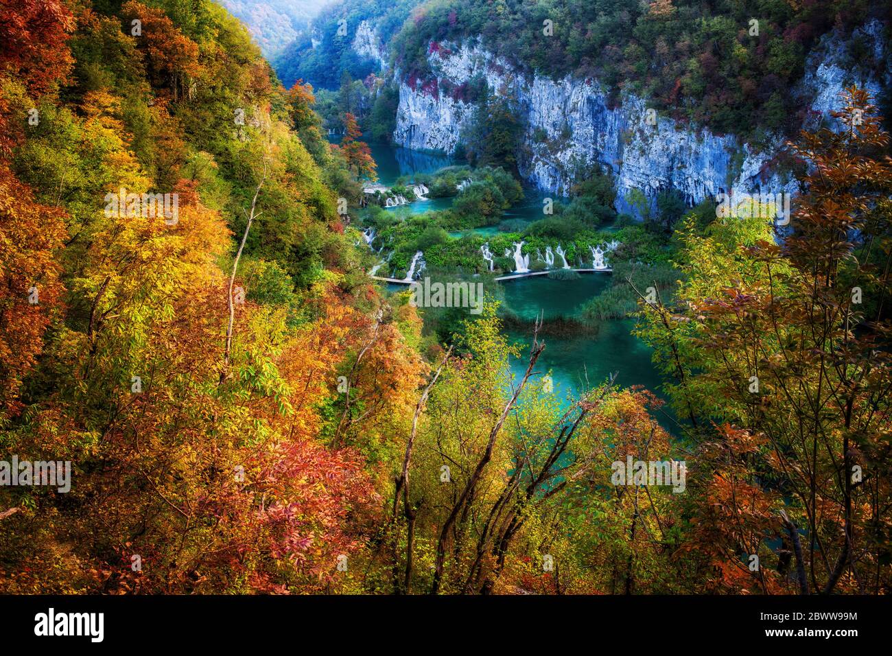 Kroatien, landschaftlich schöner Blick auf den See, umgeben von Herbstwald im Nationalpark Plitvicer Seen Stockfoto