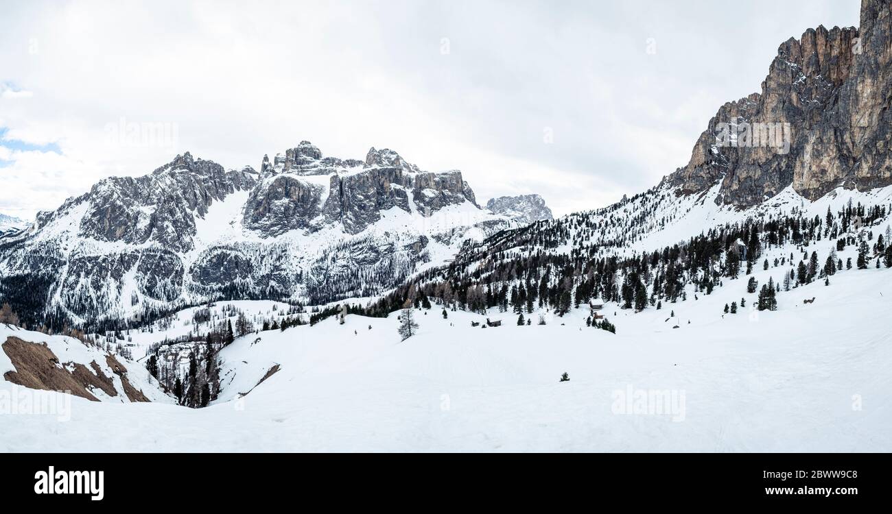 Italien, Trentino, Panorama des schneebedeckten Massivs der Sella Ronda Stockfoto